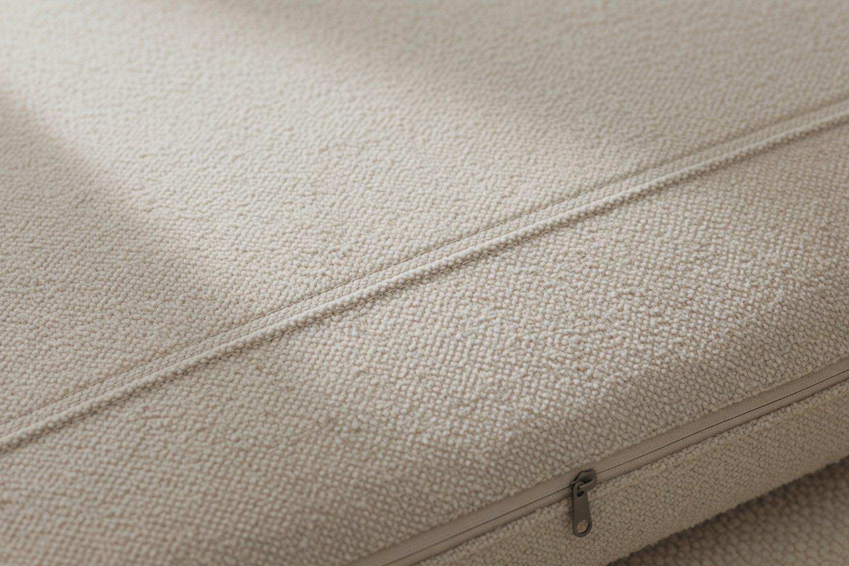 Macro of the knit cover and a YKK zip pull